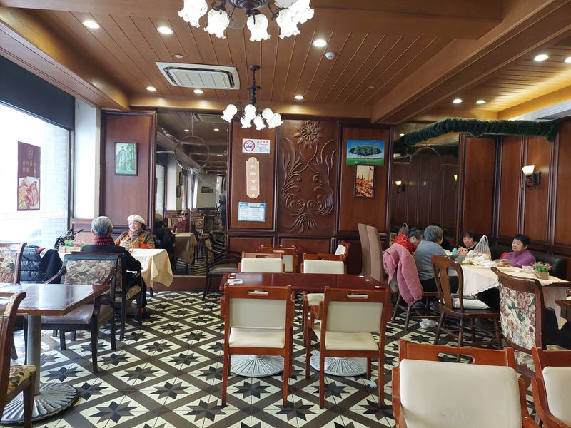 上海最老西餐廳德大西菜社內，從早上就有退休人士前來用餐，餐廳內裝潢有著老派的優雅，客人們大多講上海話。