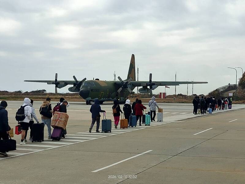 受到濃霧影響，馬祖地區航班大亂，15、16日僅有2架次正常飛航，17日民航機均已恢復正常飛航，民航局也緊急協調航空公司加開班機，並向國防部申請軍機支援疏運。
（民航局提供）

