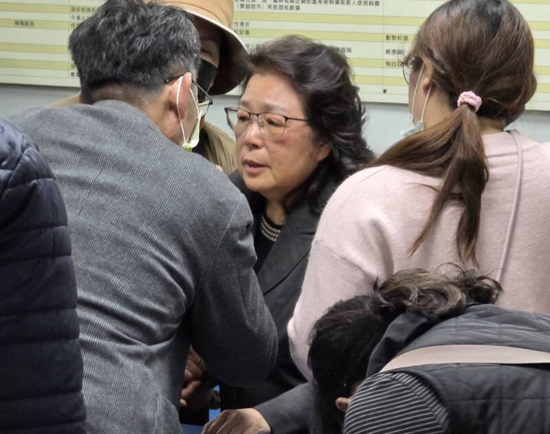 澎湖縣長陳光復17日出席活動時不慎踩空跌倒，頭部撞傷陷入昏迷，緊急送往三總澎湖分院救治，陳光復夫人吳淑瑾（中）也趕赴醫院了解狀況；晚間陳光復已後送高雄榮總救治。