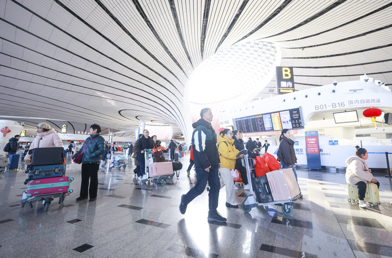 中國2025年興起「迴旋鏢」旅行方式，荷包不寬裕的年輕人購買低廉的中轉機票，一個週末就可暢遊兩
地。圖為2月2日，中國2026春運啟動的北京大興機場。（中新社提供）
