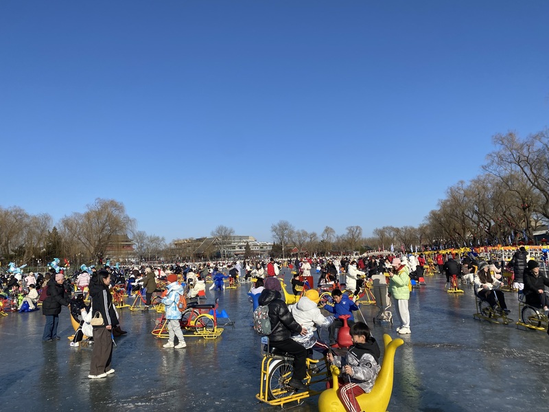 北京冰雪消費市場火熱，位於西城區的什剎海冰場從古至今都是當地市民與遊客的冬季好去處。圖為2026年1月的什剎海冰場。
