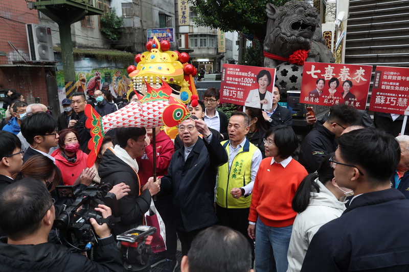 行政院長卓榮泰（中）18日下午在新北市三重區義天宮參拜祈福後，並發放福袋給民眾。