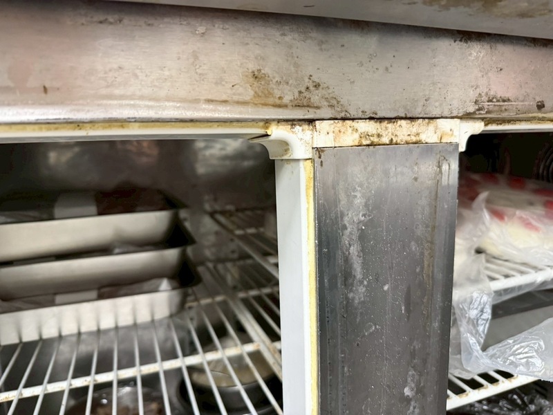 台北市衛生局18日表示，接獲通報有民眾到紅豆食府天母店用餐後，出現腹瀉、嘔吐等症狀，衛生局稽查並通知停業，複查合格後才能復業。衛生局稽查發現有冰箱食材未覆蓋等缺失。（台北市衛生局提供）