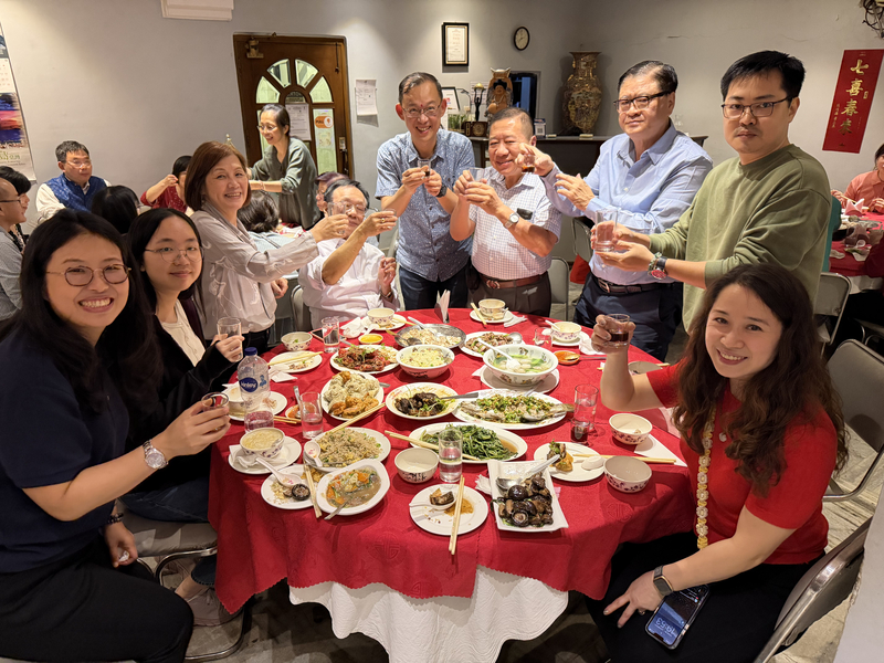 印度加爾各答華人維持傳統，許多到外地工作、求學，甚至移民海外的民眾，都會在春節期間回到加爾各答，並在除夕夜和家人、親戚吃年夜飯，享受久違的團聚時光。圖為駐印度代表陳牧民（左5）與加爾各答華人圍爐。