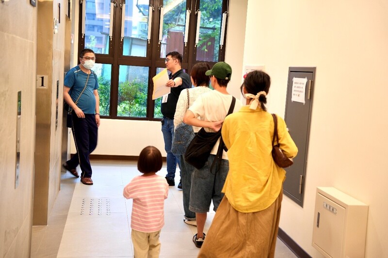 內政部表示，民國115年中央社宅預計招租逾1000戶「婚育宅」，並規劃於首季開春啟動新一波招租計畫，範圍將擴及六都以外的核心行政區。圖為婚育家庭陸續住進中央社宅。（內政部提供）