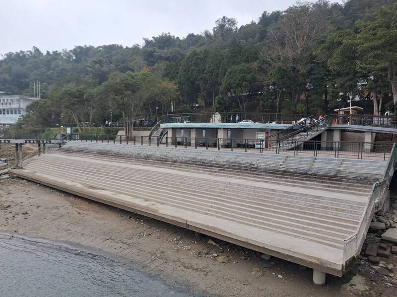 日月潭水位持續下降，潭邊階梯露出水面，交通部觀光署日月潭國家風景區管理處啟動第2階段應變措施。
（日月潭國家風景區管理處提供）