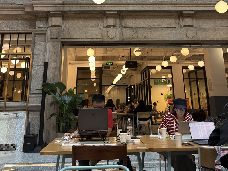 圖為在上海靜安區WeWork工作的中國青年。(檔案照)