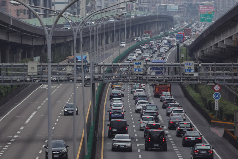 高公局呼籲，民眾出門務必檢查好車況並養足精神，確保行車安全。圖為國道1號。