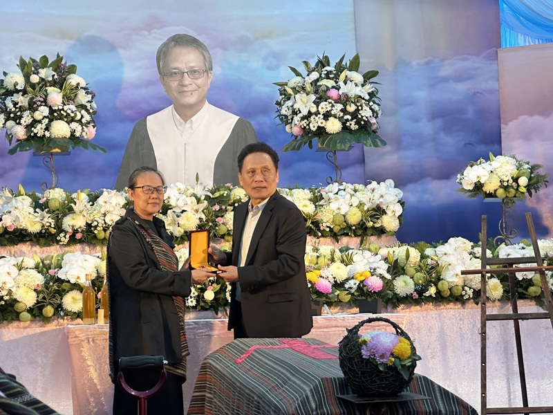 台灣首位原住民律師、泰雅族人楊志航（族名Pawan Yumin）9日病逝，家屬20日在故鄉苗栗縣泰安鄉麻必浩部落舉行告別式，原民會主委曾智勇（右）出席追頒褒揚令及原民獎章，表彰他對原住民族貢獻。
（苗栗縣政府提供）