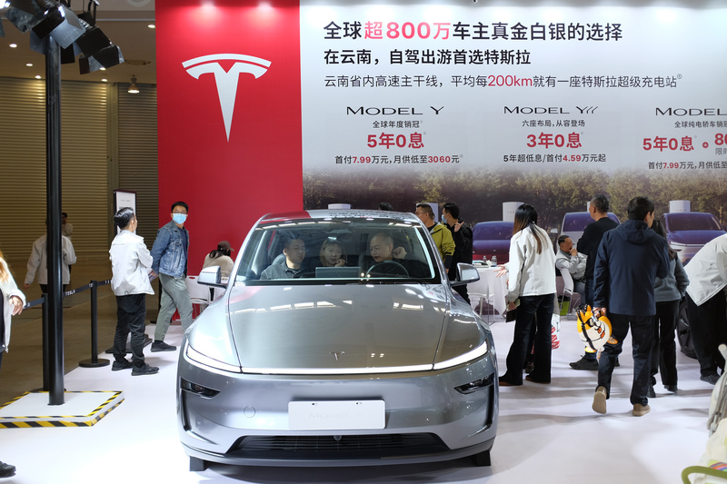中國官方禁止汽車業打價格戰後，特斯拉年初率先祭出最長7年84期低利分期方案後，引發眾多車廠跟
進，價格戰進化為「金融戰」。圖為2025年11月15日，昆明國際車展，特斯拉推出加長版Model Y受到關注。（中新社提供）
