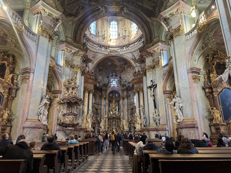 布拉格具有豐富的宗教建築，近期市政府推動「宗教觀光」，整合宗教遺產、朝聖路線與城市傳說，讓國內外遊客深入認識當地宗教文化。圖為位於小城區巴洛克風格的聖尼古拉教堂。