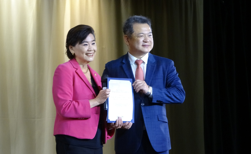美國聯邦眾議員趙美心（左）22日出席駐洛杉磯台北經濟文化辦事處的新春團拜，頒發表揚狀給駐洛杉磯辦事處長紀欽耀（右），肯定辦事處對台裔社區的貢獻。