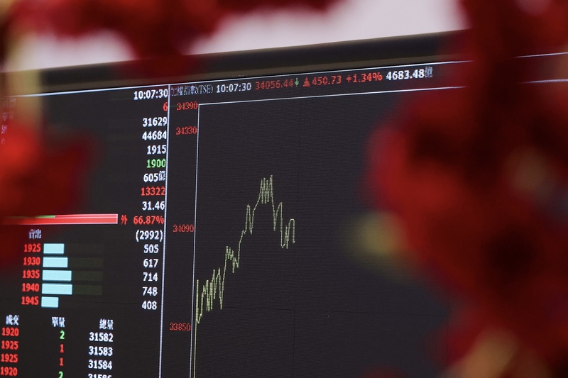 台股23日農曆馬年開紅盤走高，盤中突破34000點大關，權值股龍頭台積電於平盤1915元附近震盪。