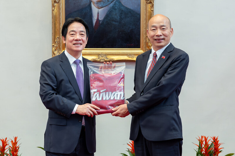 PD
總統茶敘贈Taiwan帽T
總統賴清德（左）23日與立法院長韓國瑜（右）等五
院院長茶敘，致贈「總統府特製版棗紅色Taiwan帽
T」，象徵國家在新的一年大展鴻圖、鴻運當頭。
（總統府提供）
中央社記者葉素萍傳真　115年2月23日
