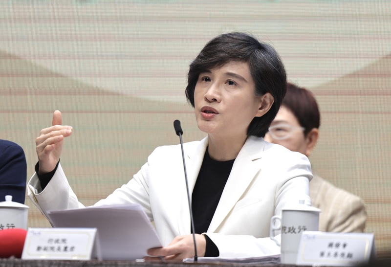 美國關稅政策出現重大變動，衝擊全球政經局勢。行政院副院長鄭麗君（前）24日上午率農業部、經濟部等相關部會召開記者會，說明對產業影響評估與後續因應作為。
