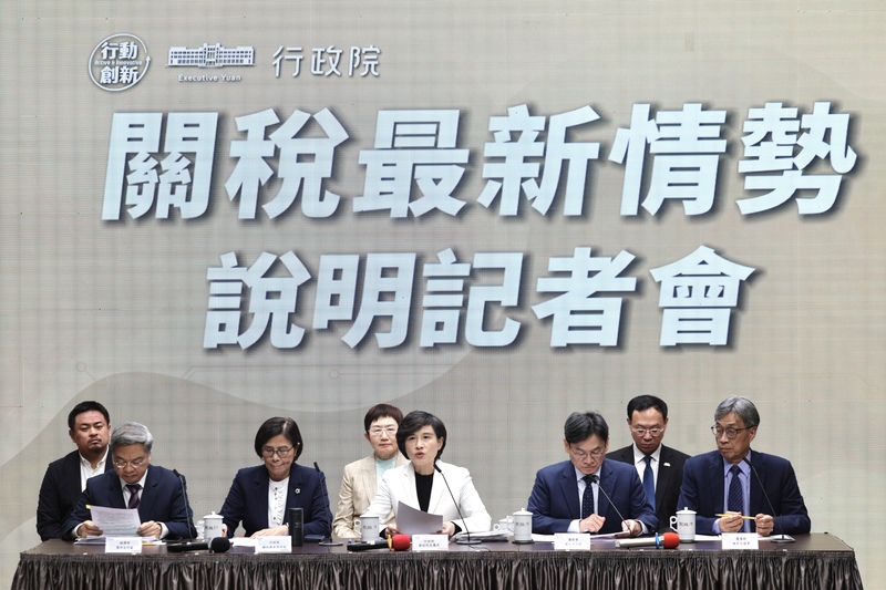 美國關稅政策出現重大變動，衝擊全球政經局勢。行政院副院長鄭麗君（前中）24日上午率政委楊珍妮
（前左2）、政委兼國發會主委葉俊顯（前右2）、經濟部長龔明鑫（前左）、農業部長陳駿季（前右）、勞動部長洪申翰（後左）、財政部長莊翠雲（後中）、衛福部長石崇良（後右）等相關部會召開記者會，說明對我產業影響。