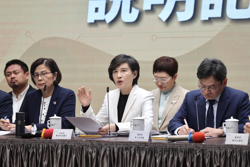 為因應美國關稅變化，行政院副院長鄭麗君（前中）24日在行政院召開記者會表示，目前與美方積極展開聯繫，確保台灣取得的優惠待遇，待與美方確認之後，將會把台美對等貿易協定（ART）、台美投資合作備忘錄（MOU）與產業影響評估一併送交國會。

