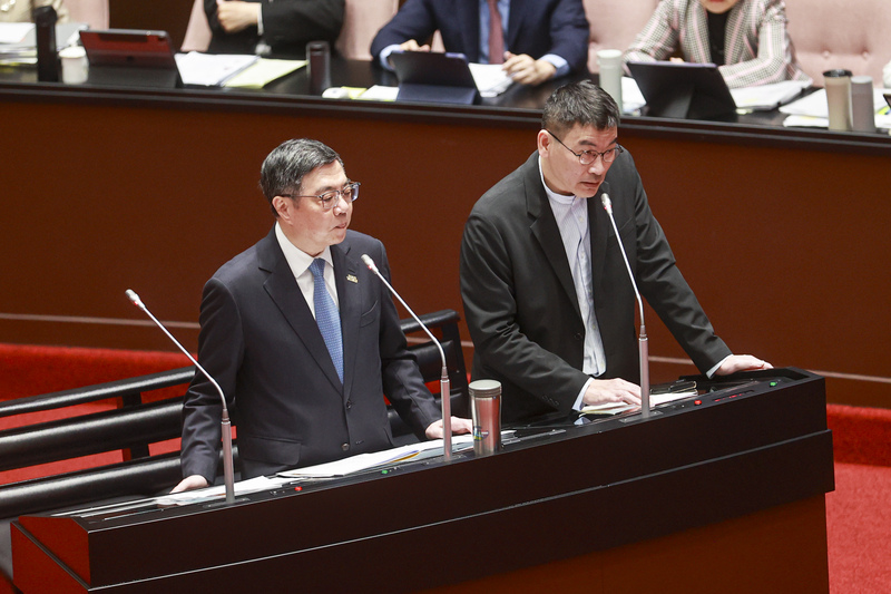 行政院長卓榮泰（左）24日應邀赴立法院施政報告，與陸委會副主委梁文傑（右）同台回應立委質詢民眾黨立委李貞秀國籍爭議等相關問題。
