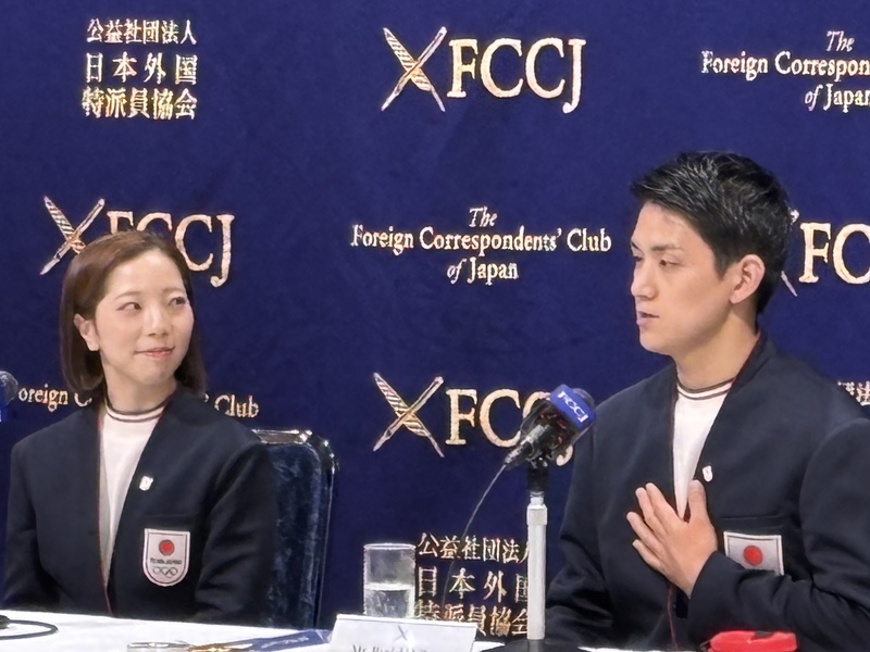 米蘭冬奧落幕，花式滑冰雙人組合「璃來龍」三浦璃來與木原龍一25日下午出席日本外國特派員協會記者會，木原講述時，璃來一直專注地看著他，展現兩人深厚情誼。