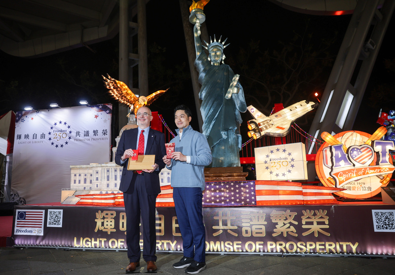 美國在台協會（AIT）以美國意象主題花燈，首度參與台北燈節，同時慶祝美國建國250年。AIT處長谷立言（左）邀請台北市長蔣萬安（右）25日晚間在花博展區參與點燈儀式。(圖：中央社)