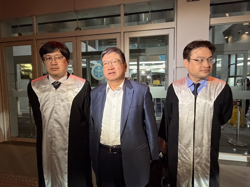 新竹地方法院審理竹縣長楊文科（中）等人涉護航建
商導致天坑案，25日言詞辯論終結，檢方對楊文科求
處10年以上徒刑；楊文科在律師陪同下受訪表示，相
信司法會還自己清白。