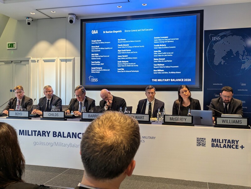 英國智庫「國際戰略研究所」24日在倫敦發表2026年度軍事平衡報告，軍事能力高階研究員博伊德（左
2）會後接受中央社採訪表示，「人」的因素攸關共軍未來幾年是否能領先美國、以及領先多少。(圖:中央社)