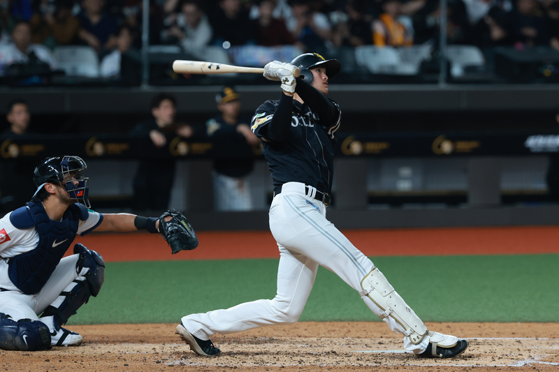 世界棒球經典賽（WBC）台灣隊26日晚間在台北大巨蛋與日職福岡軟銀鷹隊展開交流賽，圖為軟銀鷹隊笹川吉康（右）5局轟出陽春彈。(圖：中央社)