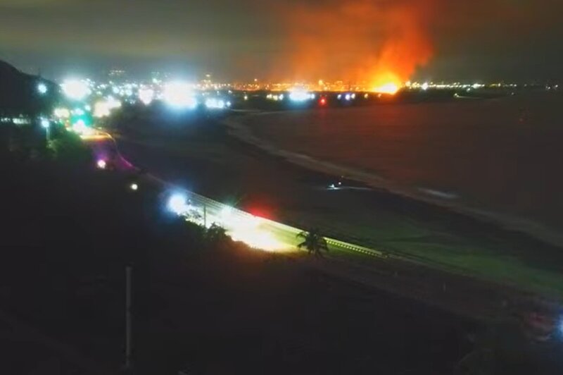 台東知本溪出海口過去捷地爾開發區，26日晚間發生燃燒，因火勢凶猛，面積遼闊，數公里外仍見火光，燃燒面積逾50公頃，警消調查火燒原因。
（民眾提供）