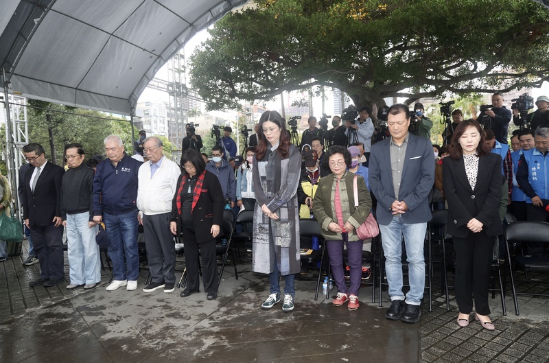 國民黨主席鄭麗文（前右4）27日上午前往台北市228和平紀念公園獻花致意，並與眾人一同低頭默哀。

