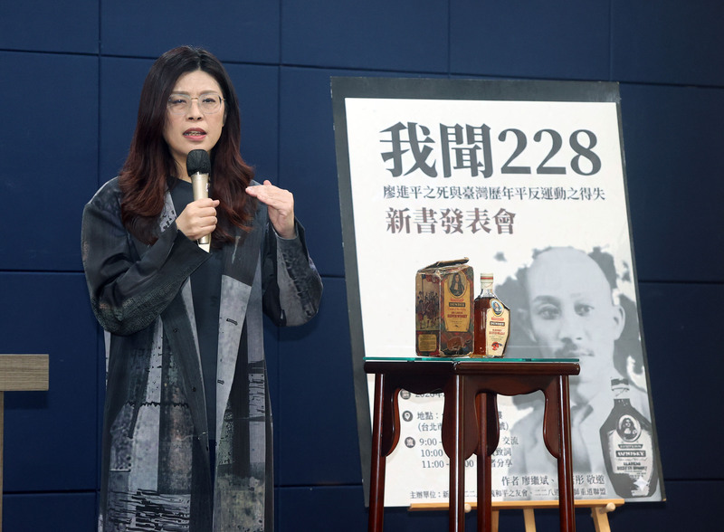 國民黨主席鄭麗文27日出席「我聞228」新書發表會，批評228淪為政治鬥爭的廉價工具。