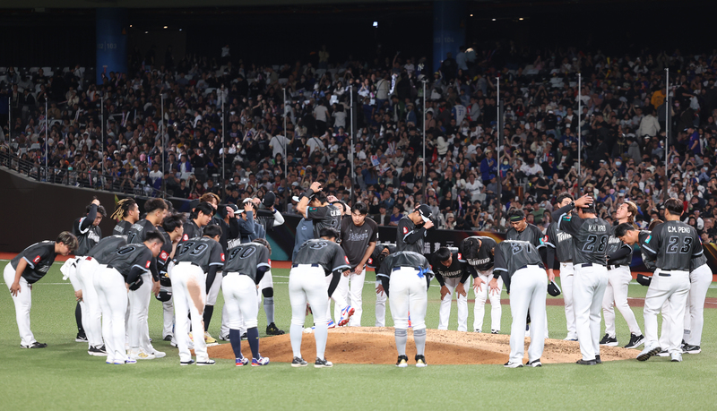 世界棒球經典賽(WBC)在即，台灣隊昨日與日職北海道日本火腿鬥士隊交手後，今天下午將前往日本宮崎參加官辦熱身賽。圖為台灣隊昨日對火腿隊吞敗後，選手賽後在場中向球迷致意。
