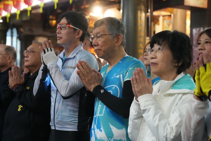 民眾黨主席黃國昌（右3）與創黨主席柯文哲（右2）、醫師陳佩琪（右）等人28日清晨，在台北關渡宮出席「民眾黨一日北高」活動，眾人在出發前參拜天上聖母媽祖（關渡媽）。
