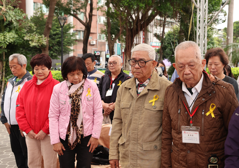 新北市228事件79週年紀念儀式28日下午在新北三重舉行，受難者家屬與現場貴賓一同默哀。