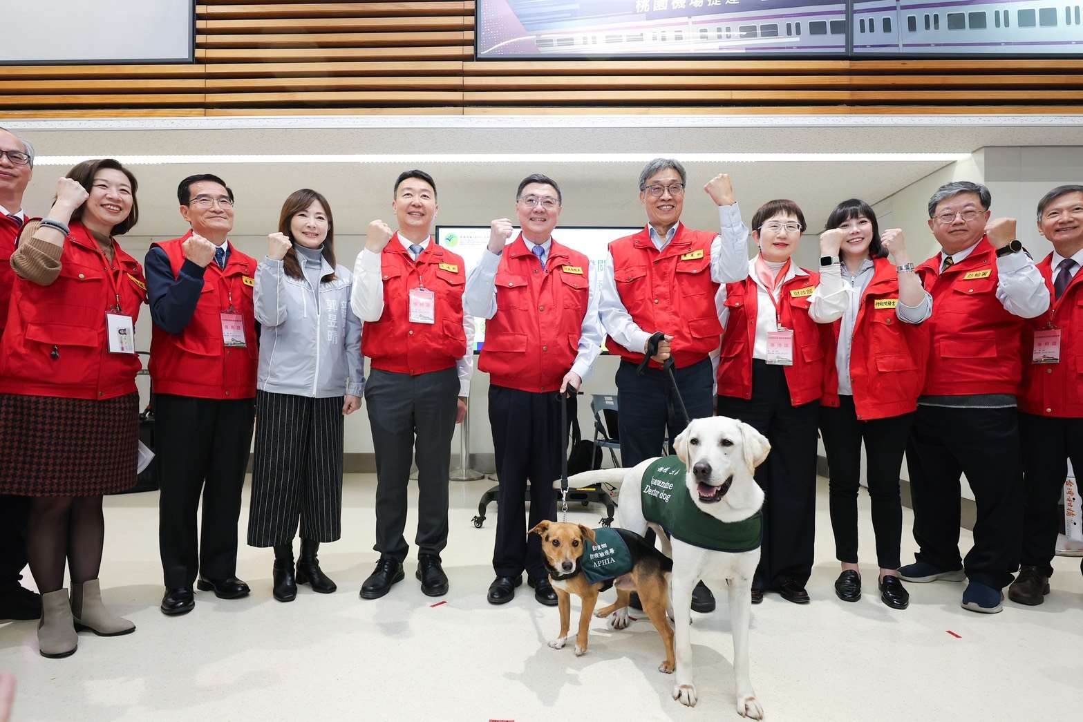 行政院長卓榮泰10日前往桃園機場視察邊境檢疫整備。(圖：行政院提供)