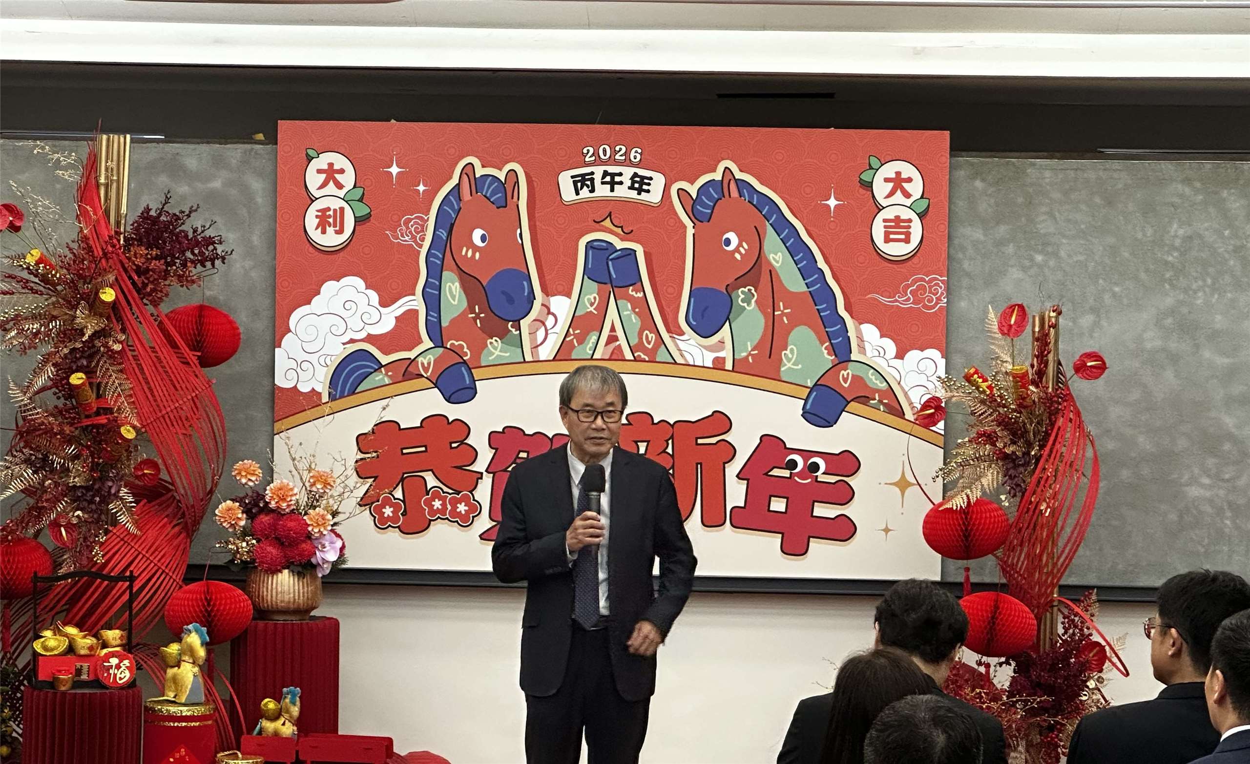 教育部長鄭英耀23日在教育部新春團拜中，勉勵同仁要顧好身體健康並且用新思維處理工作。(楊雨青 攝)
