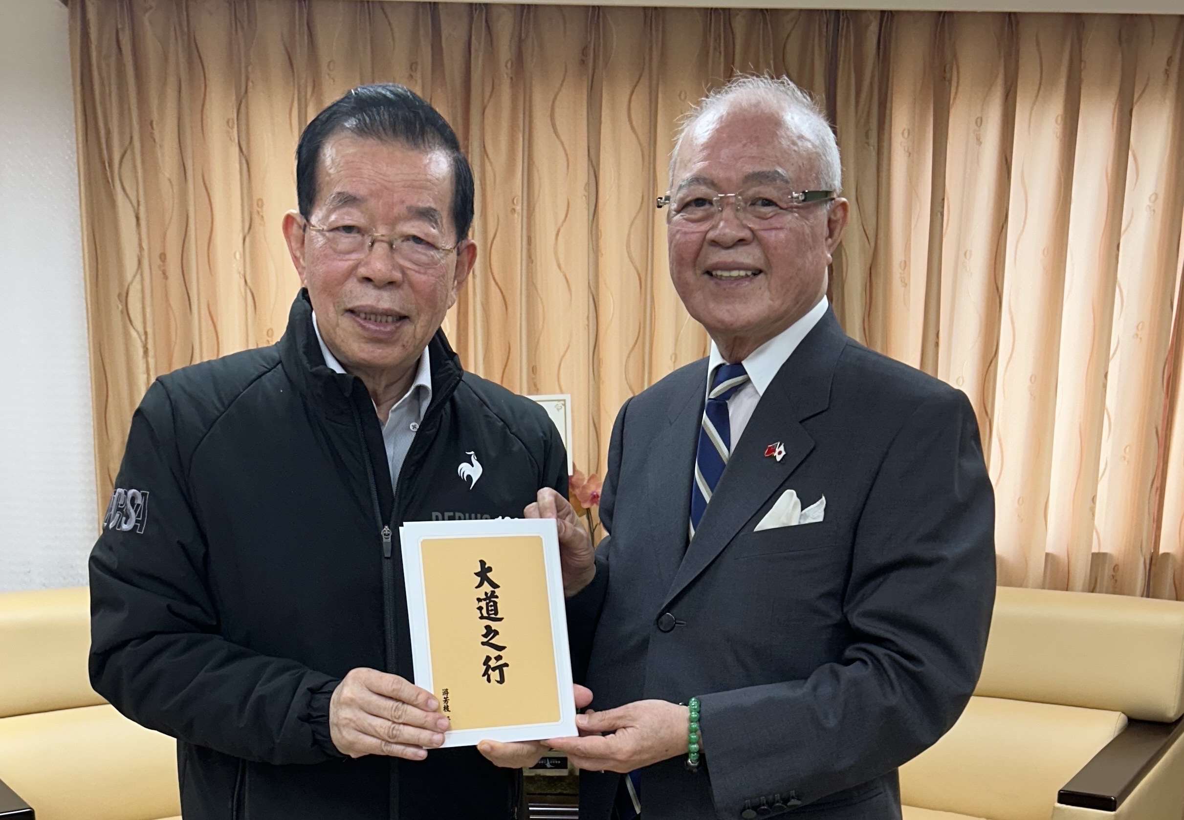 總統府國策顧問、日本台灣後援會總會長暨開南大學校務顧問陳天隆(右)，12日前往台灣日本關係協會拜會會長謝長廷(左)。(開南大學提供)