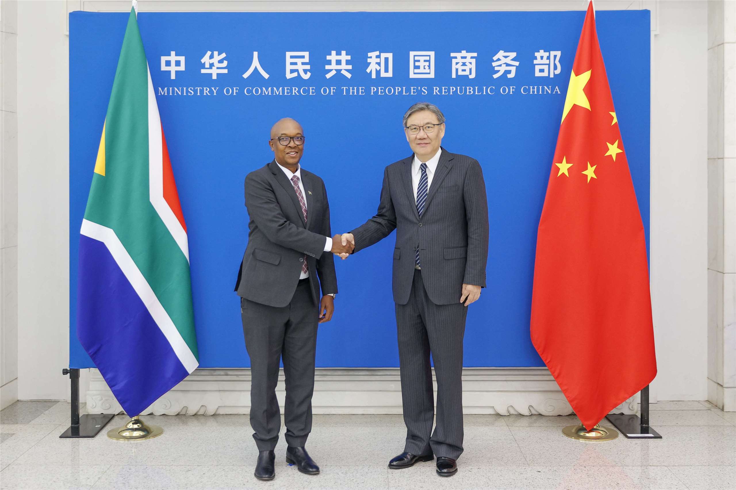 南非貿工部長派克斯濤(Parks Tau)(左)與中國商務部長王文濤(右)簽署了框架性經濟夥伴關係協議。(圖：中國商務部)