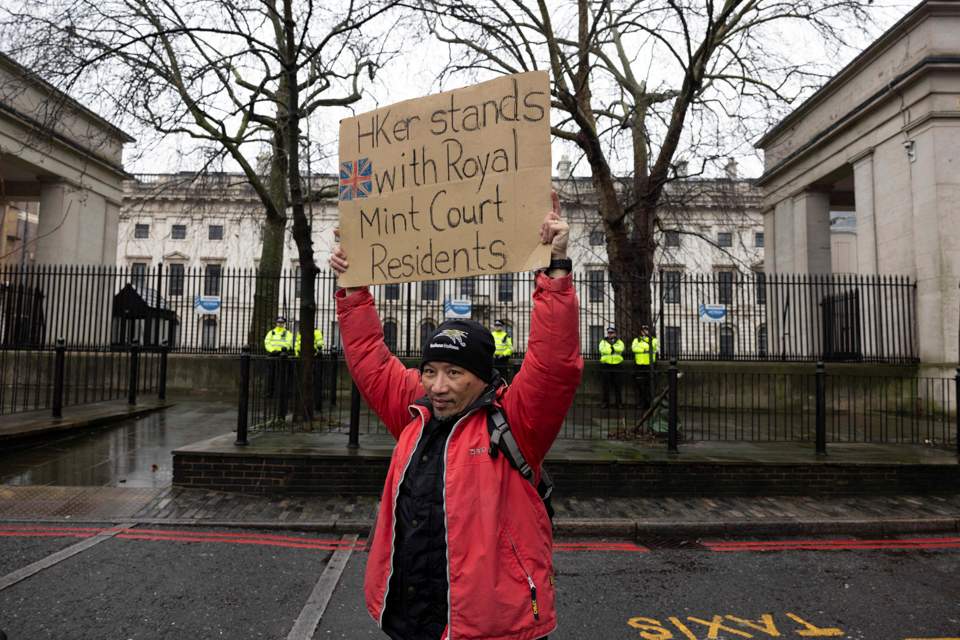 英國倫敦皇家鑄幣廠(Royal Mint Court)外，一名抗議者在反對中國大使館新址提案的示威活動中手持標語牌。