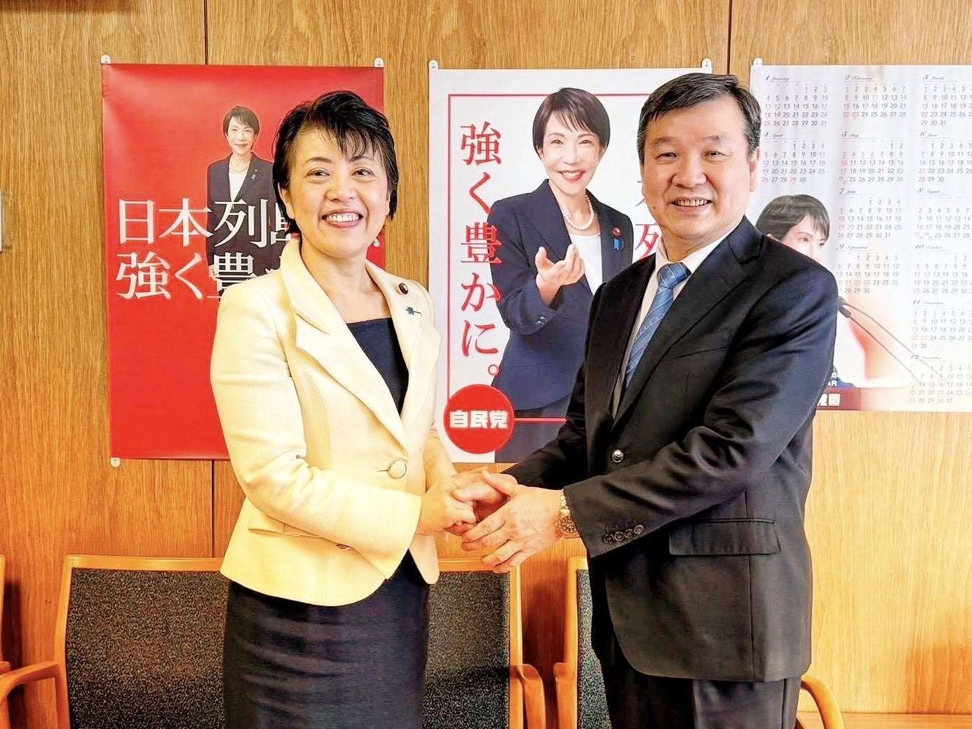 駐日代表李逸洋(右)近日拜會日本執政黨自由民主黨「黨三役」成員，包括總務會長有村治子(左)與政務調查會長小林鷹之。(圖：李逸洋臉書)