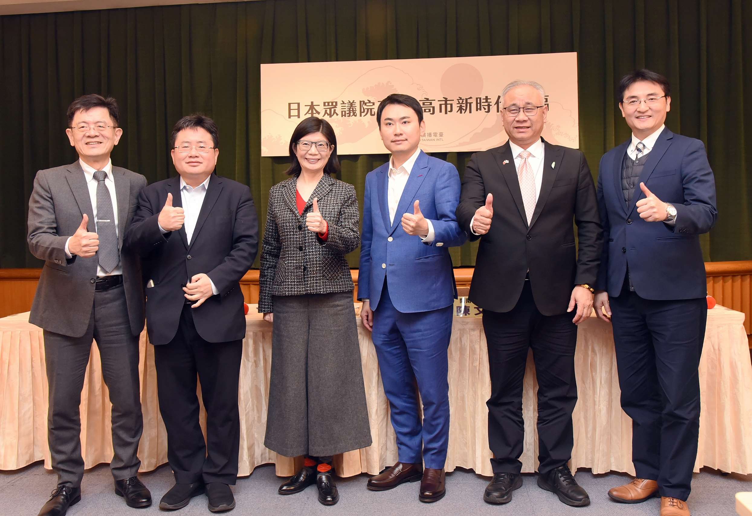 中央廣播電臺9日舉辦「日本眾議院改選 高市新時代來臨」座談會。左起為央廣總臺長張瑞昌、印太戰略智庫執行長矢板明夫、央廣董事長賴秀如、立法院外交及國防委員會立委陳冠廷、開南大學副校長暨國家區域發展研究中心主任陳文甲以及淡江大學全球政治經濟學系副教授徐浤馨。(江麗華攝)