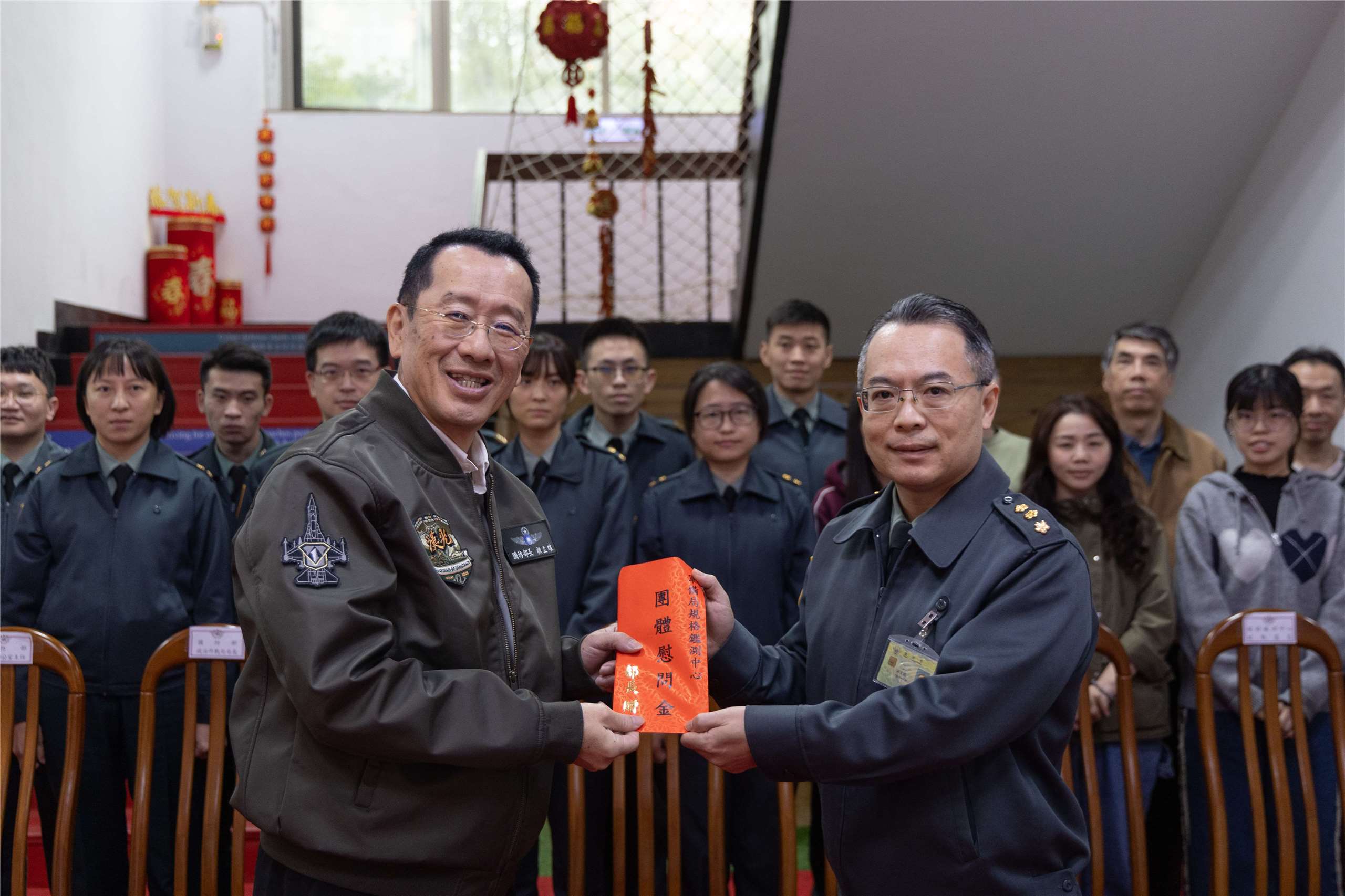 國防部長顧立雄2日上午前往北部軍備單位官兵，提前向國軍祝賀新春佳節愉快。(圖：國防部提供)