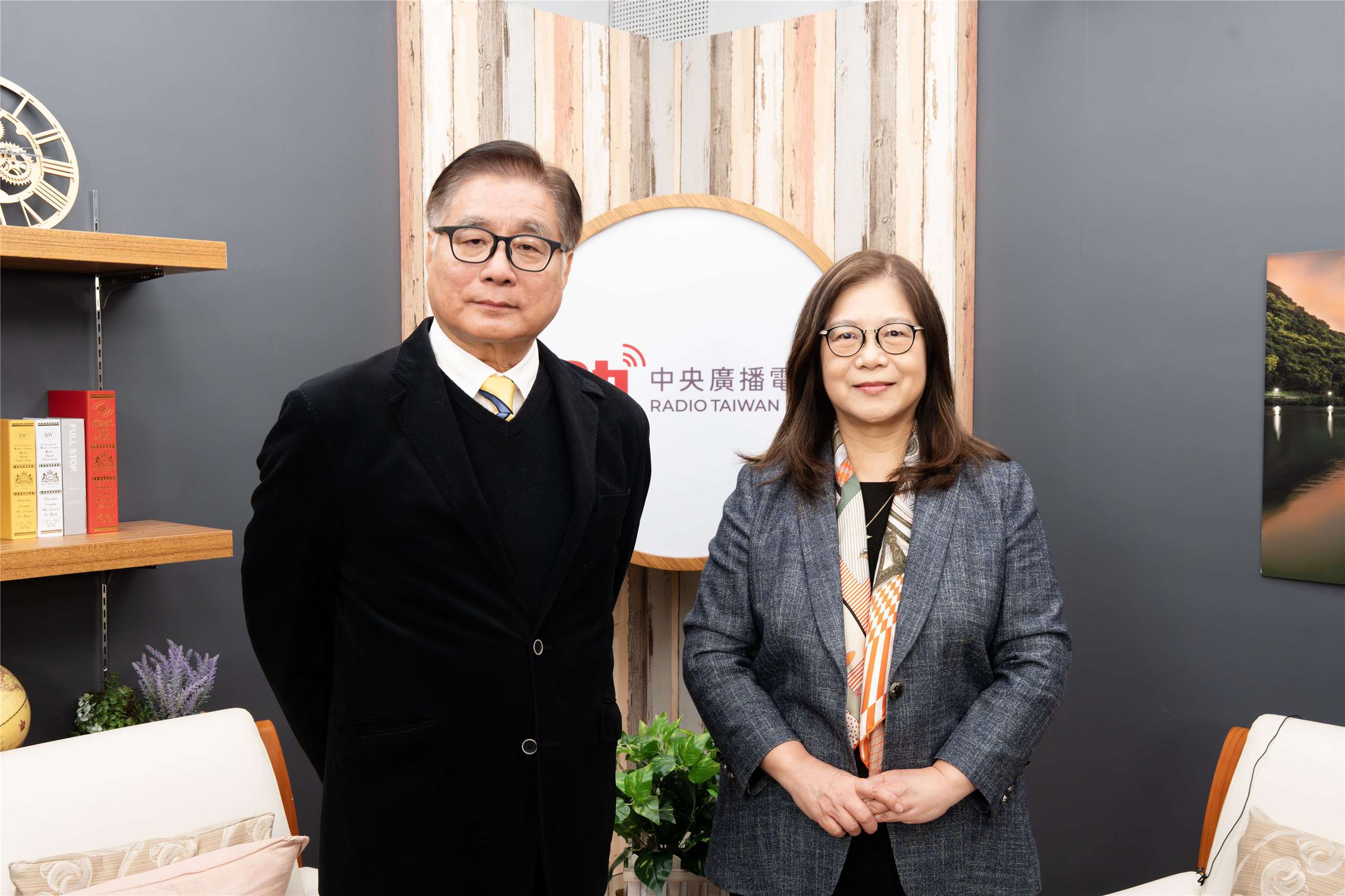 海委會主委管碧玲4日接受央廣《為人民服務》節目主持人楊憲宏專訪，表示海巡署在應對灰色地帶襲擾的能力與經驗領先全球，更為世界各國所借鏡。(楊仁翔 攝)