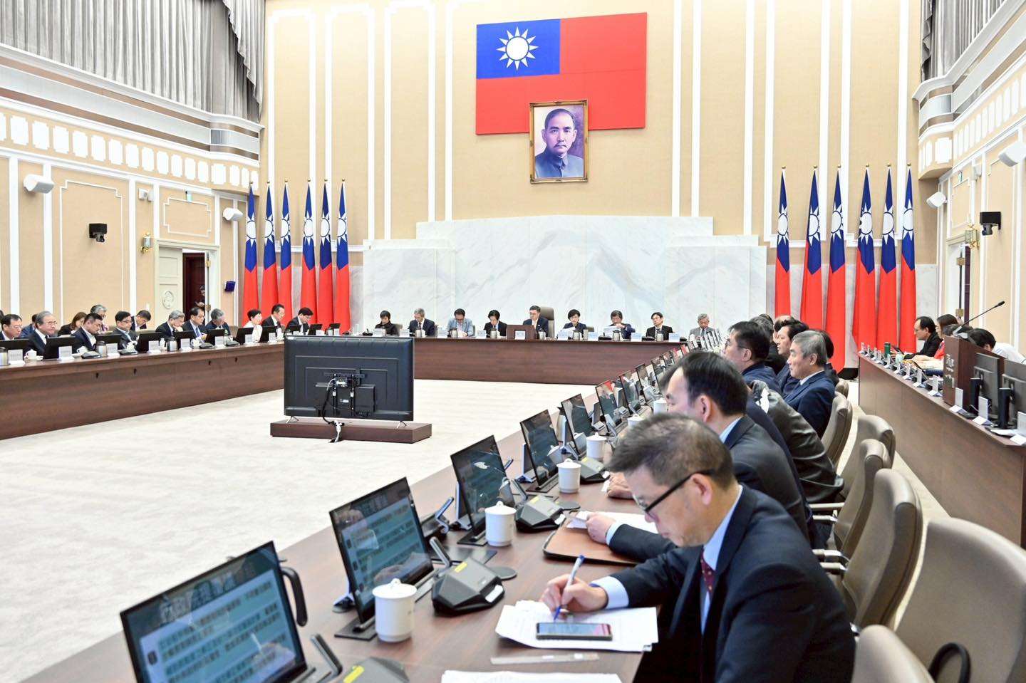 立院日前修正通過「衛星廣播電視法」等法案，政院人士表示，將與專家討論決定如何啟動憲政救濟手段。圖為行政院召開院會。(FB@中華民國行政院)