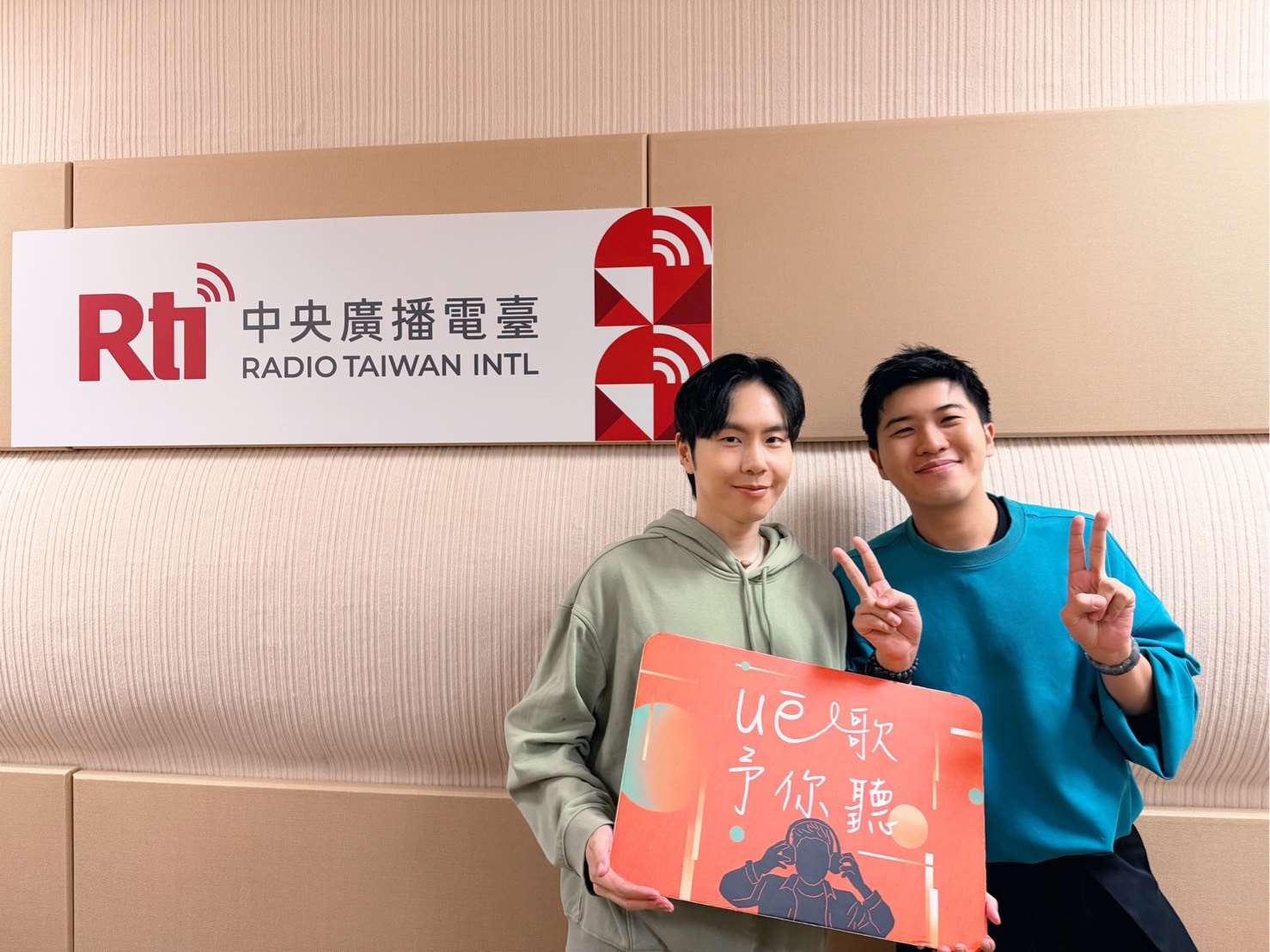 黃則翔(左)與內克(右)之合照