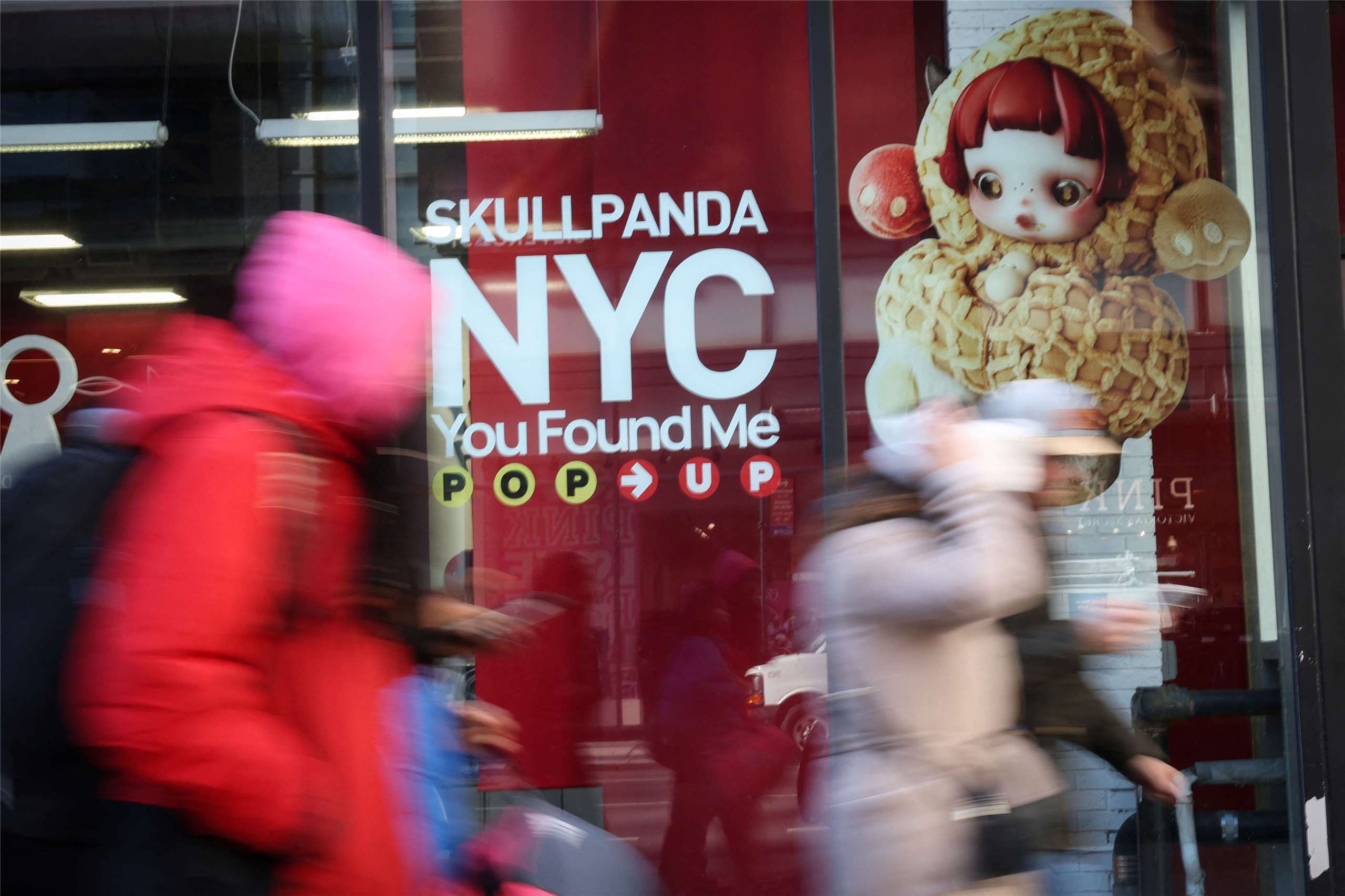 中國泡泡瑪特推出的玩偶Labubu在全球掀起購買熱潮，泡泡瑪特公司也在紐約開設快閃店，銷售Labubu等玩偶產品。(路透社/達志影像)