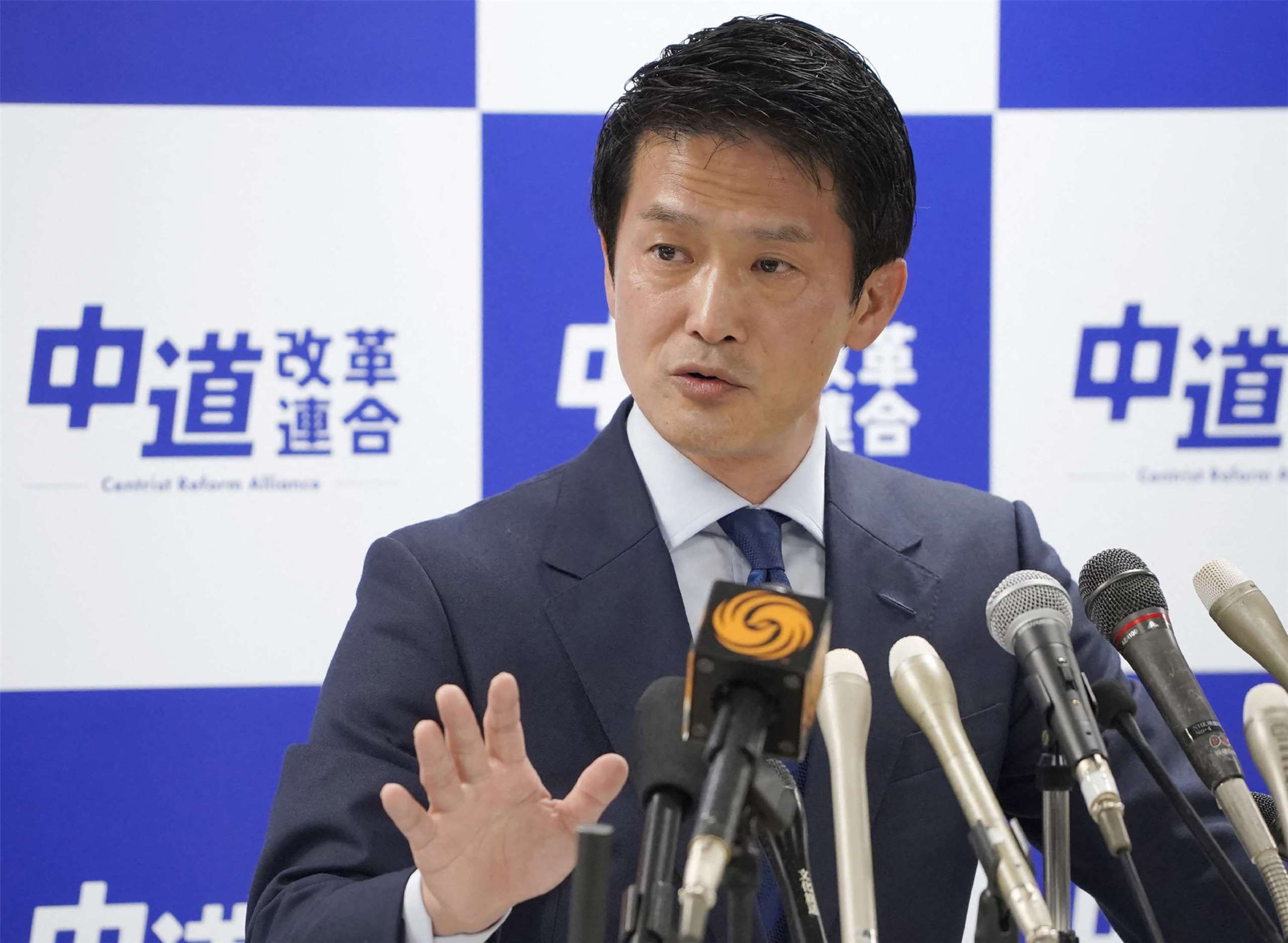 日本「中道改革連合」13日進行首次黨代表改選，前立憲民主黨幹事長小川淳也(Junya Ogawa)以27票擊敗前總務大臣政務官階猛的21票，拿下新黨代表一職。(AFP)