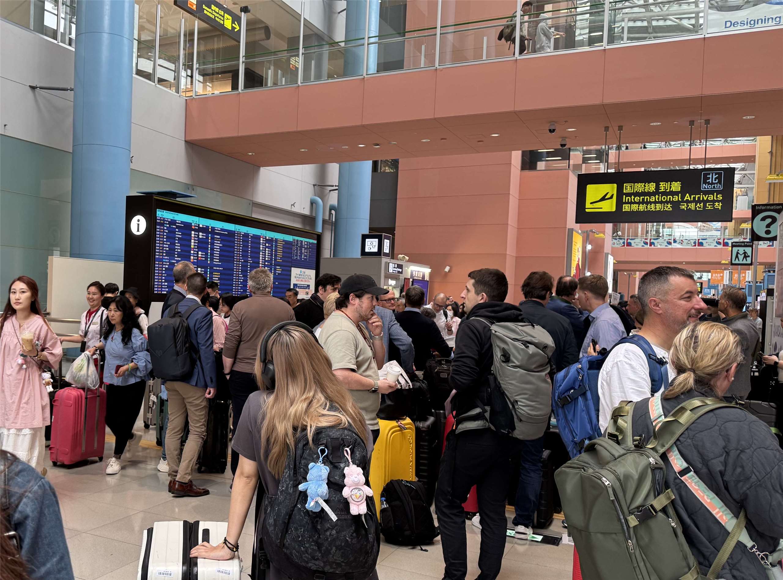 香港旅行社一名高管表示，近兩個月赴日旅遊的預訂量持續增長，預計今年全年將增長3至4成。圖為日本關西機場人潮。(央廣資料照)