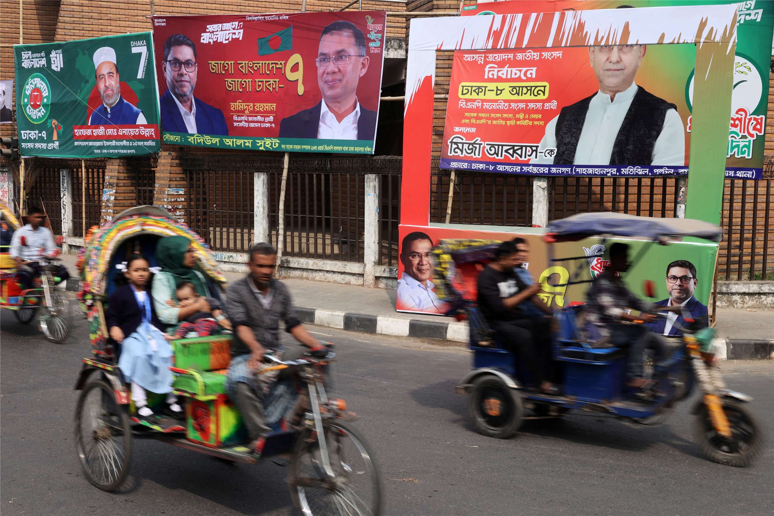 孟加拉即將舉行國內第一場大型選舉。圖攝於孟加拉達卡，車輛駛過大選前的競選橫幅。