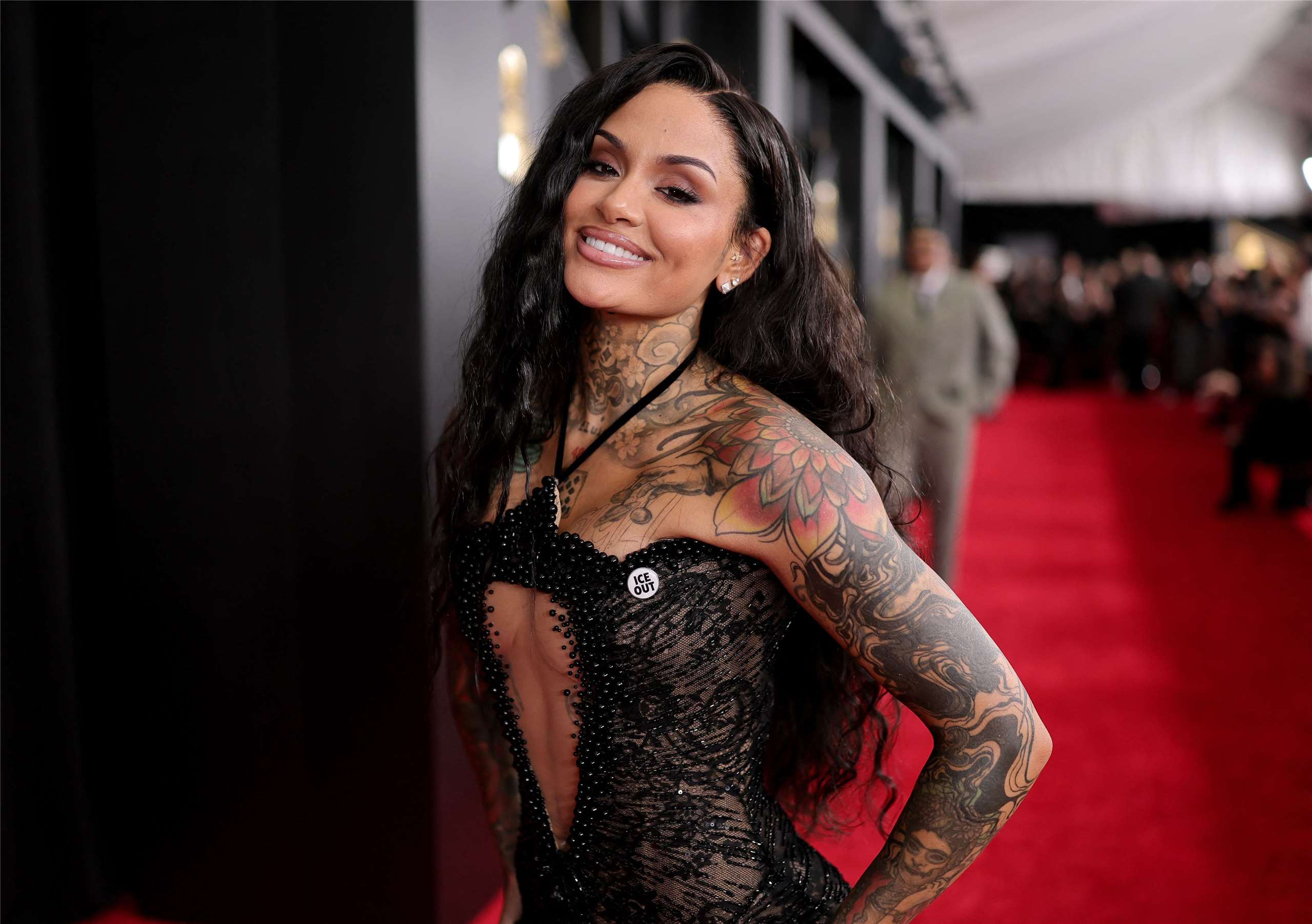 美國R&B創作歌手凱拉妮(Kehlani)1日出席葛萊美頒獎典禮時胸前佩戴「ICE OUT」(ICE滾出去)的徽章。