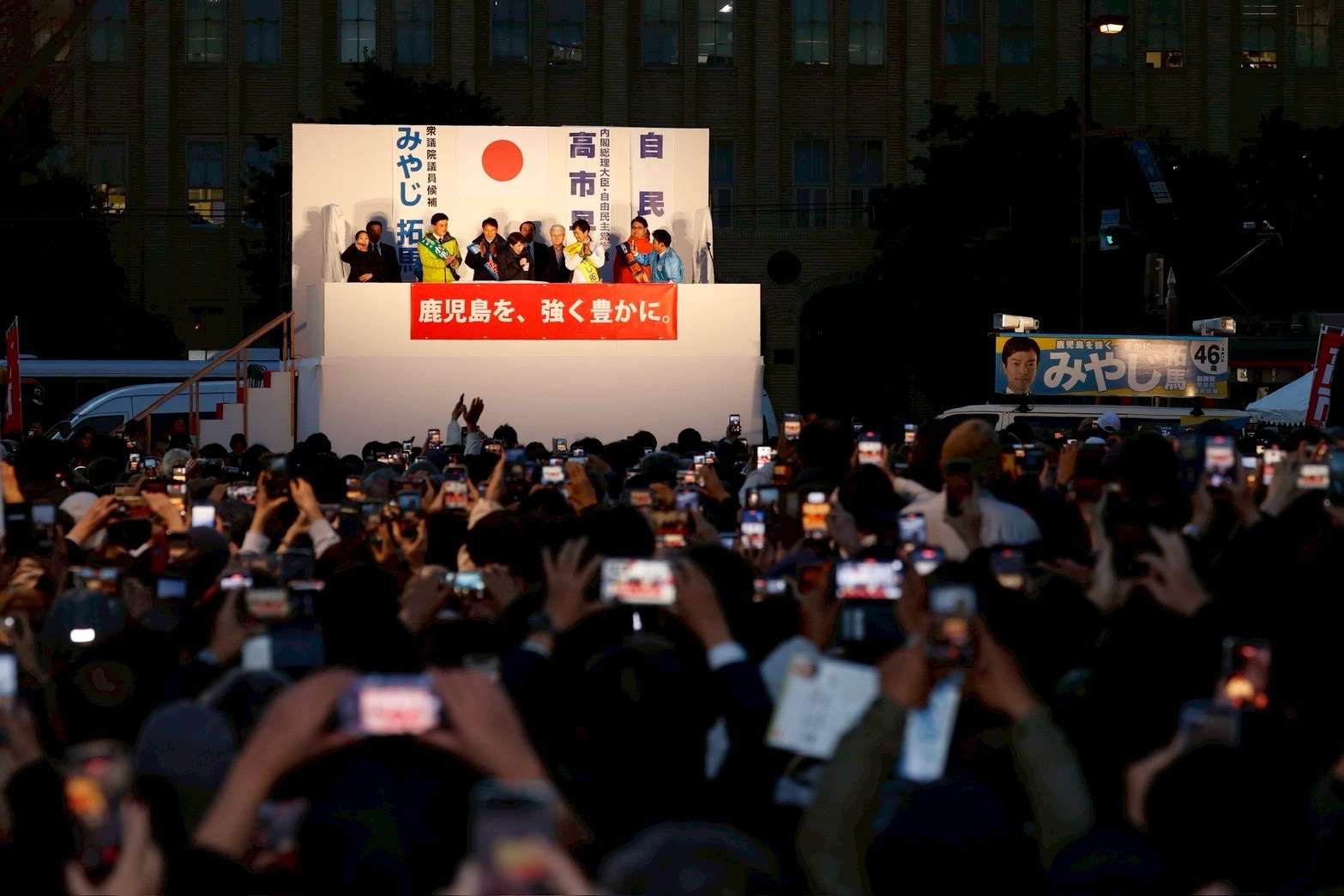 眾院改選，高市領軍自民黨獲得勝利，學者分析，未來日本政治將從過去的派系平衡移動到首相中心制體制。圖為高市早苗赴鹿兒島縣助選，聲勢有如流行巨星。(X平台/@takaichi_sanae)
)